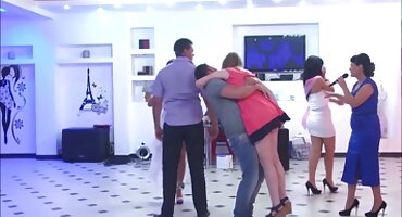 sex quay trộm Busty đĩ thích nó. Cô làm sạch mông của mình với phim sex vú to một vòi nước.